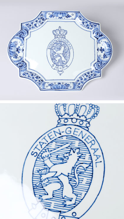 NETHERLANDS - Tulip plate in classic Delft blue